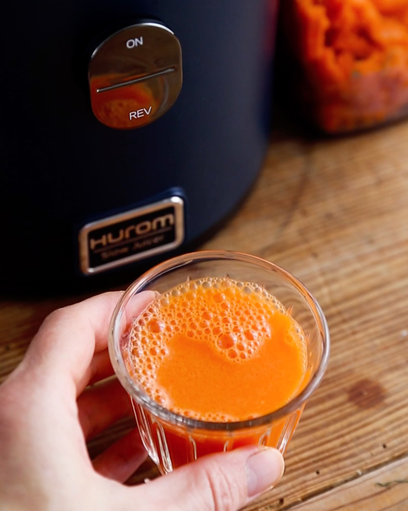 Jus healthy à l'extracteur de jus Hurom aux carottes, gingembre et citron