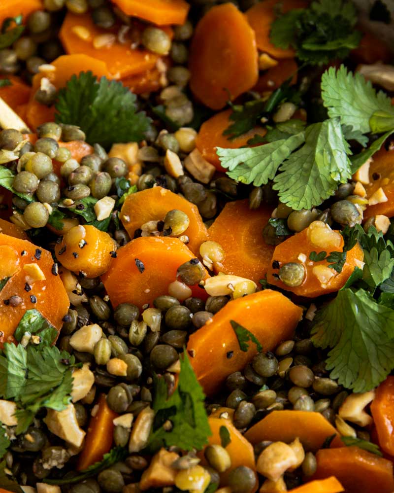 Gros plan sur une salade de lentilles aux carottes et noix due cajou