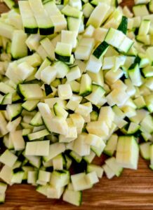 Courgettes coupées en petits dés avant cuisson