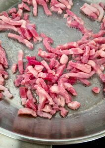 Lardons revenus dans une poêle sans matière grasse