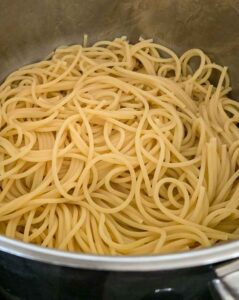 Spaghettis cuits et égouttés en ayant gardé une cuillère à soupe d'eau de cuisson