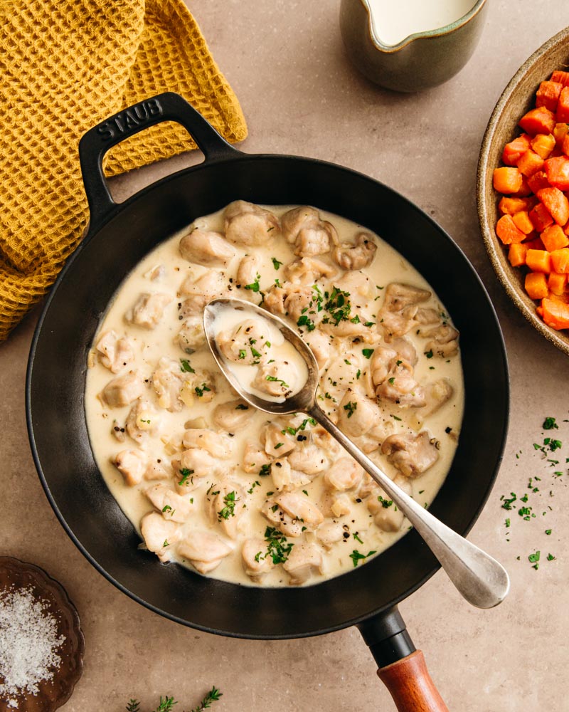 Emince de lapin à la crème avec butternut rôtie vue de haut : une recette familiale et conviviale pour l'automne