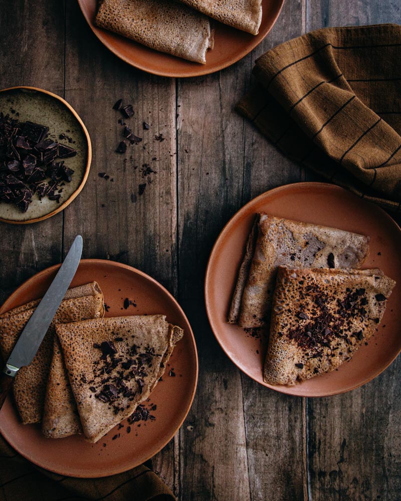 Crêpes au sarrasin dans une ambiance chaleureuse et feutrée avec du chocolat noir
