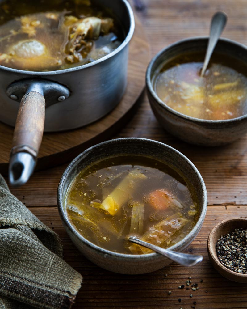 Bouillon d'os maison : une recette simple et savoureuse présentée dans des bols. 
