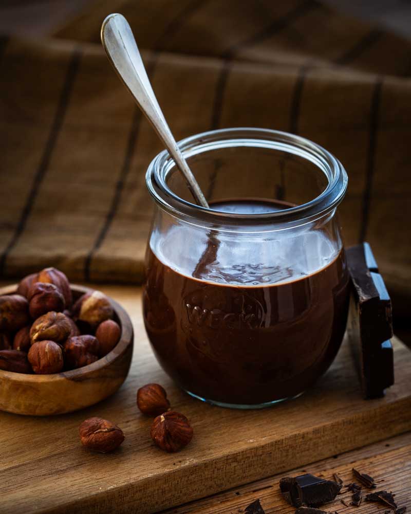 Recette de pâte à tartiner maison ig bas au chocolat noir et à la purée de noisettes. 