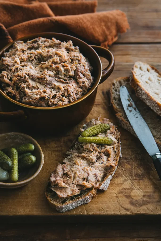 Tartine de pain garnie de rillettes de sanglier dans une ambiance rustique