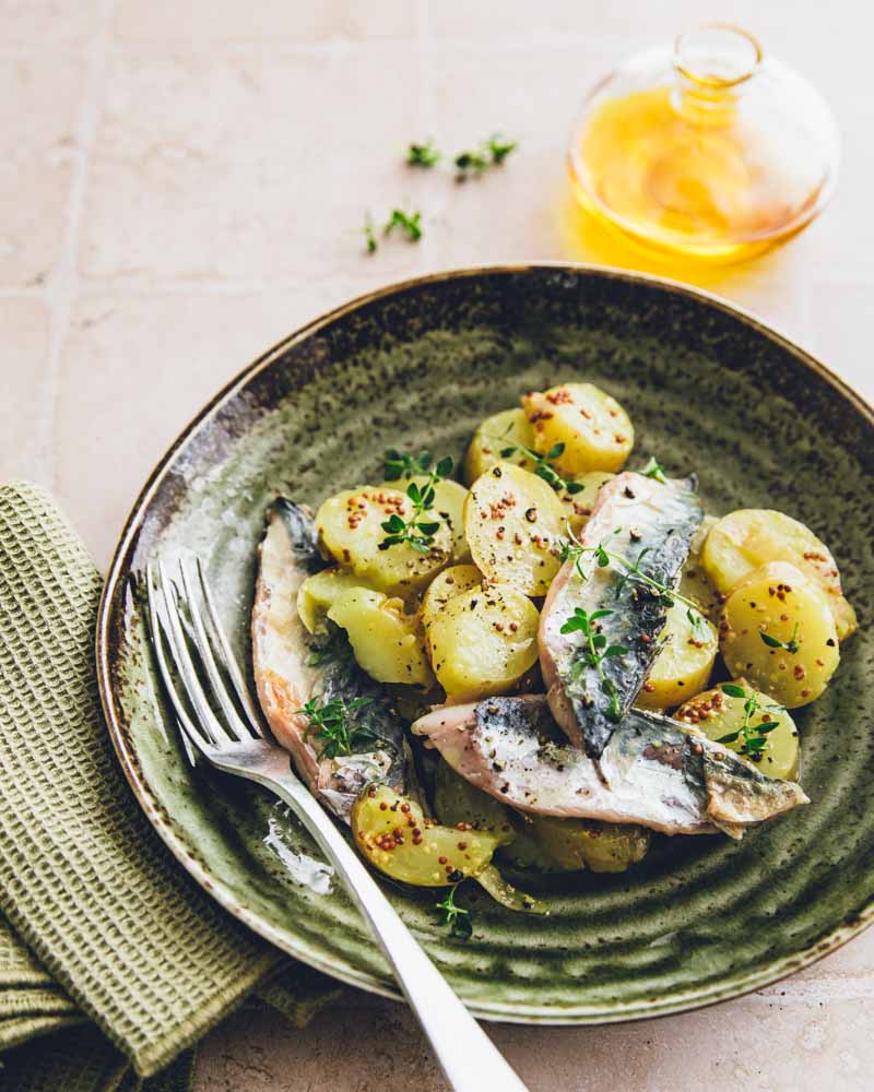 Salade de pommes de terre maquereaux grillés et sauce moutarde