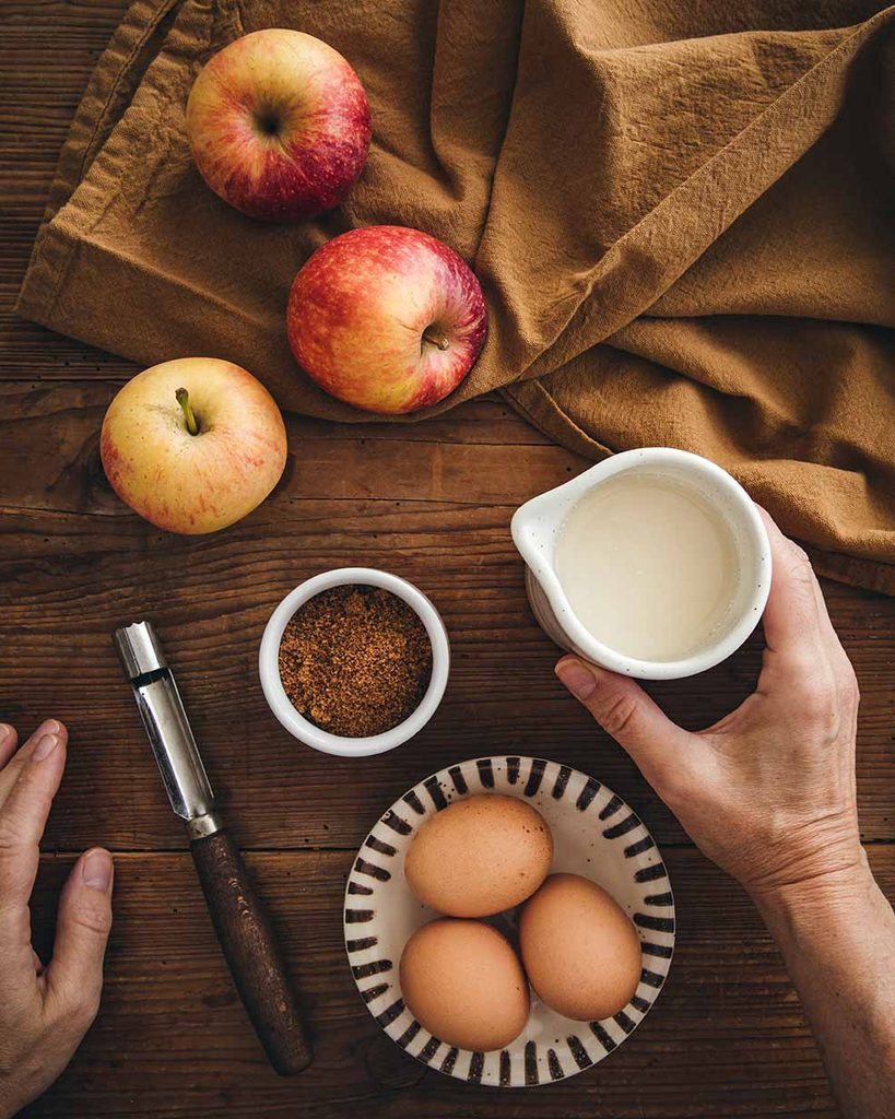 Préparation des ingrédients pour le clafoutis aux pommes à IG bas au sucre de coco