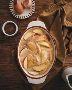 Clafoutis aux pommes ig bas avec appareil à clafoutis sur les pommes
